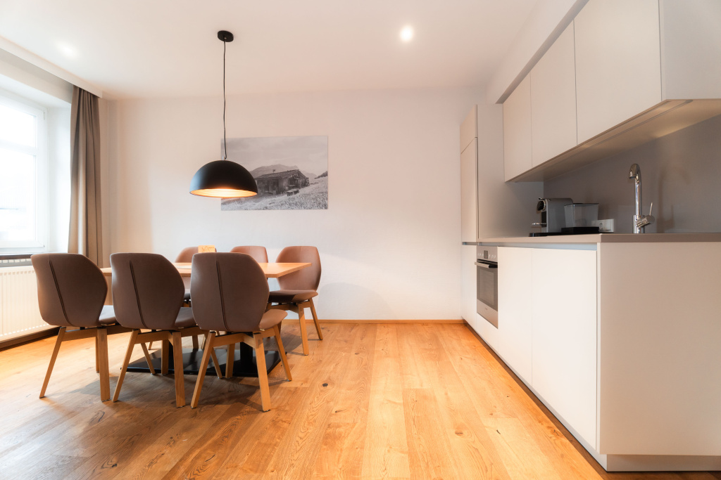 Moderner Essbereich mit offener Küche in den Adler Alpen Apartments in Schruns im Montafon